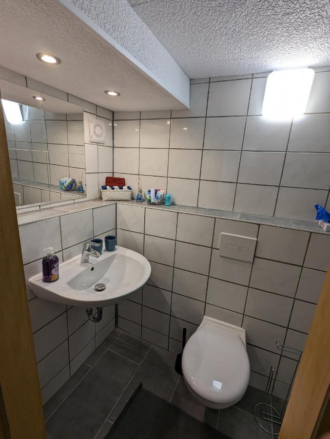 Direkt An Der S-Bahn Gelegenes Gemuetliches Souterrain Apartment Mit Privatem Zugang Troisdorf Exterior photo